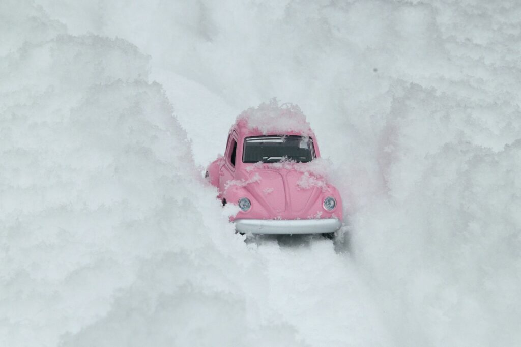 雪道を走る車の画像